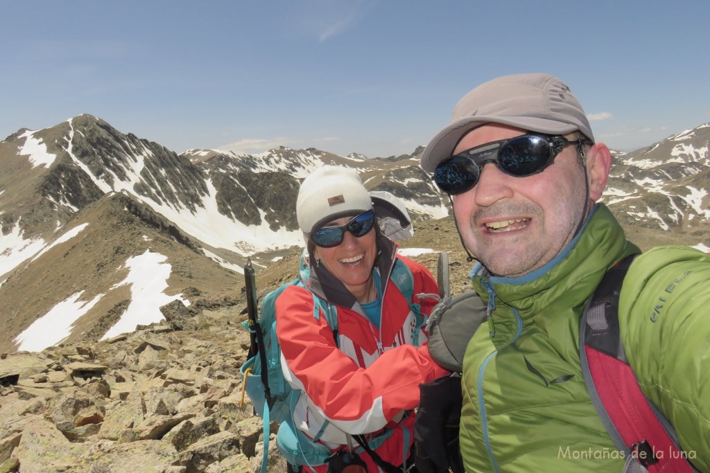 Jenny y Joaquín en la cima del Pic de Dalt de Coma Mitjana, 2.752 mts., detrás a la izquierda el Pic de l'Infern
